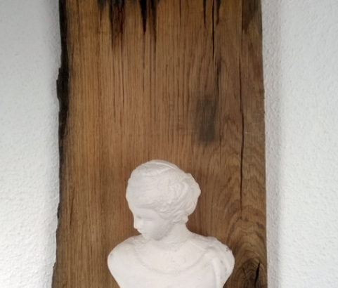 Altes Eichenholzfragment mit Gipsbüste  -  67x26